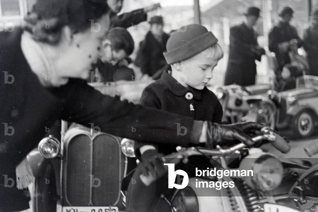 A woman with her little son on the Christmas market, Germany 1930s (b/w photo)