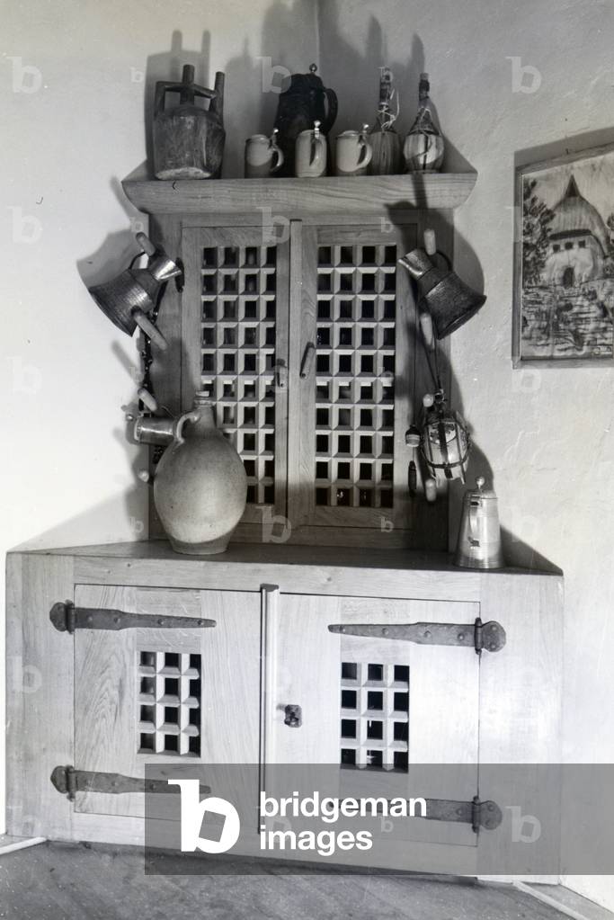 Corner cabinet with jars and pitchers in Hartmannsberg castle, the residence of sculptor Josef Thorak, Germany 1930s (b/w photo)