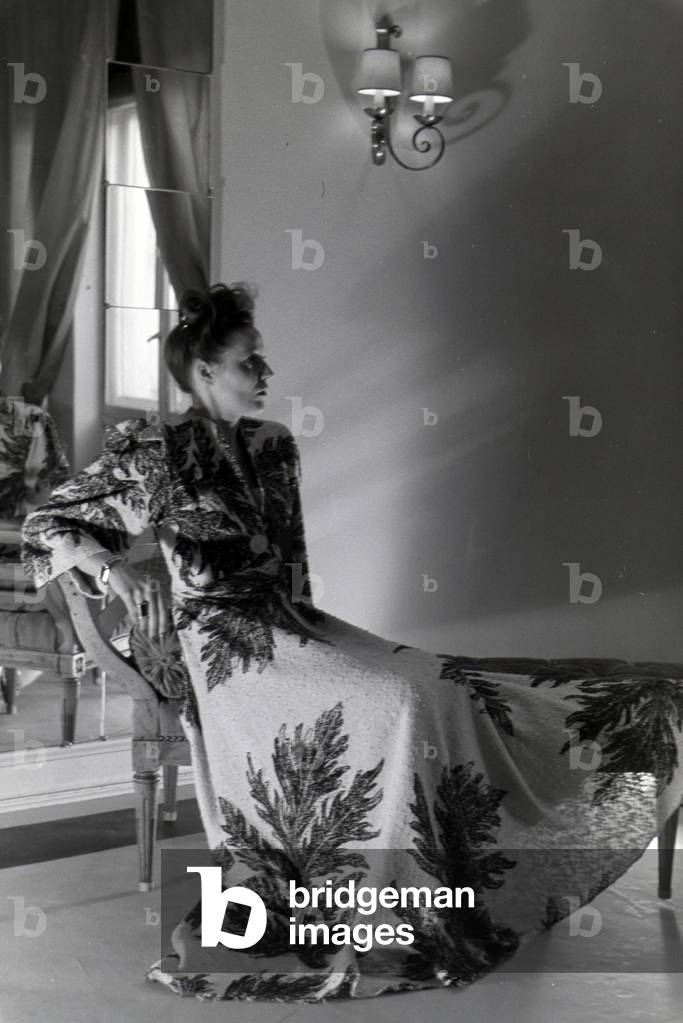 A model trying a dress of fashion designer Nina Carell and Heinz Schulze-Bibernell, Germany ca.1939 (b/w photo)