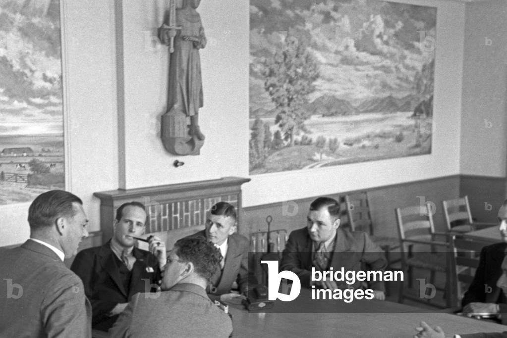 Professor Peter Debye (left), head of the Kaiser Wilhelm Institute for physics in Berlin Dahlem, with staff members, 1930s (b/w photo)