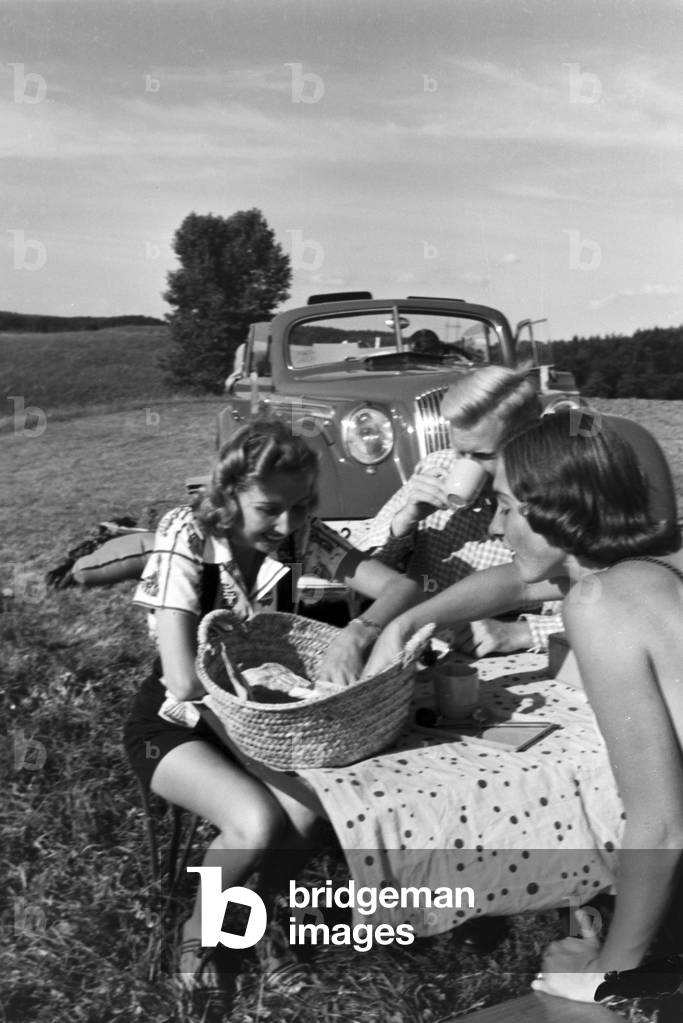 A trip with the Opel Admiral, Germany 1930s (b/w photo)