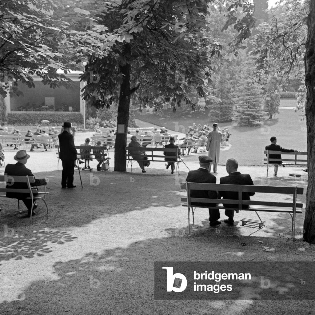 Spa guests at the spa gardens at Bad Wildungen, Germany 1930s (b/w photo)