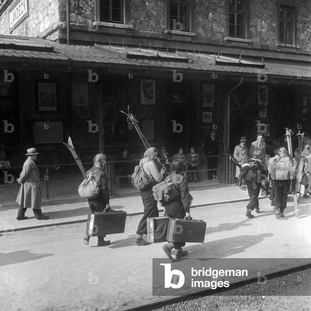 Ski tourists at Landeck station, Germany 1930s (b/w photo)