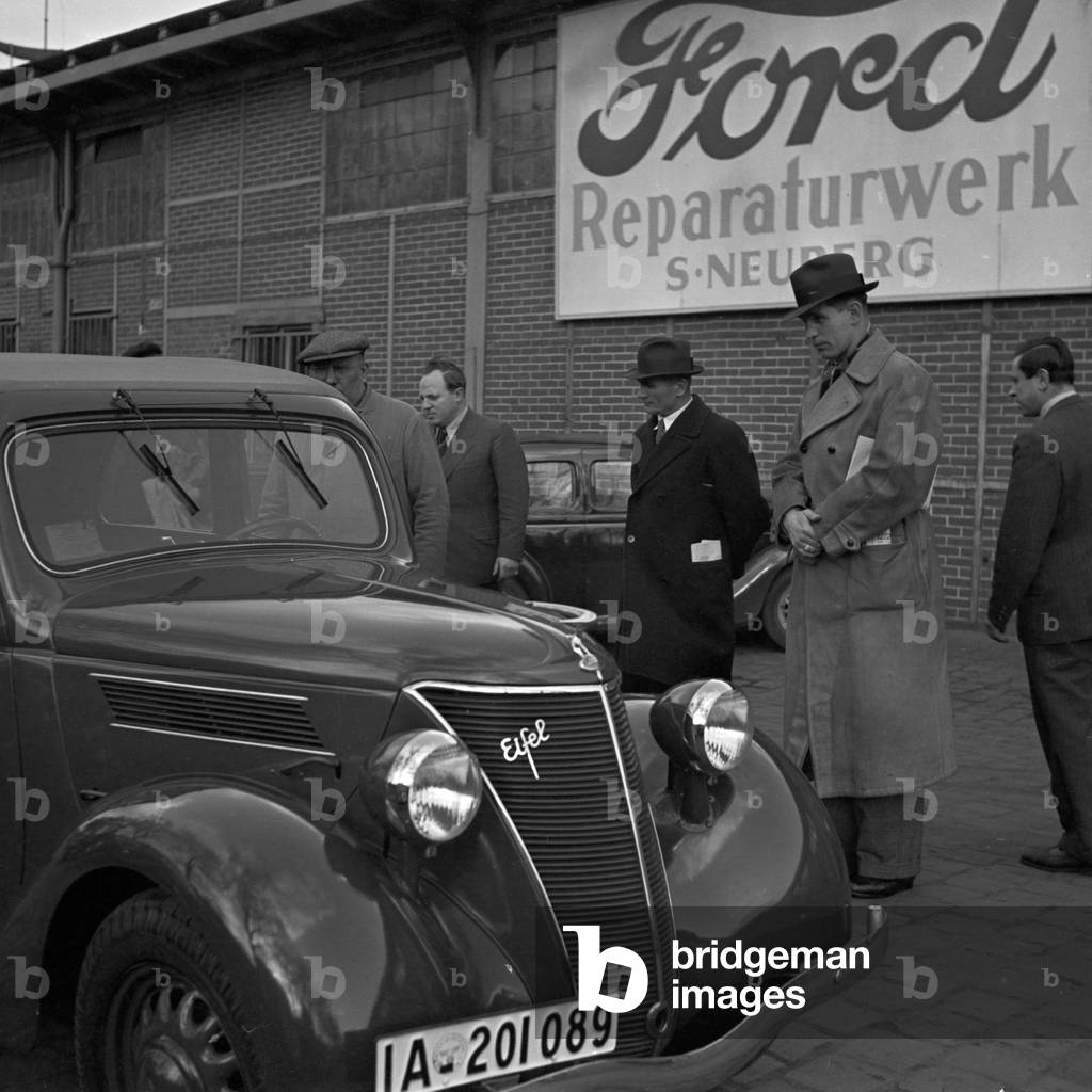 A group of German Ford staff members visiting the Ford garage Neuberg near Berlin, Germany 1930s (b/w photo)