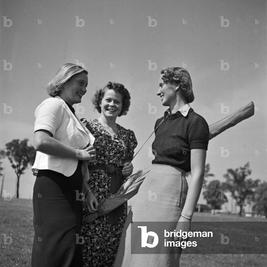 Three women playing music with a packed kite, Germany 1930s (b/w photo)
