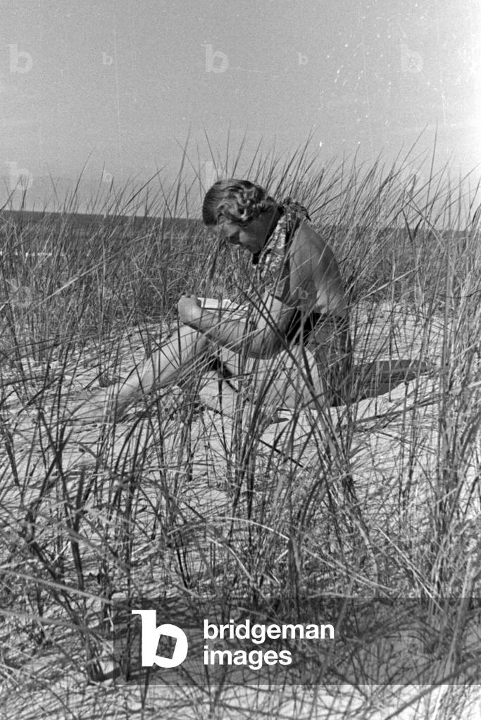 Holidaymaker on the beach at the Baltic Sea, Germany 1930s (b/w photo)
