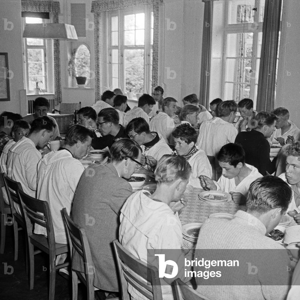 Pupils of the Hanseatic Yachting school having a lunchbreak, Germany 1950s