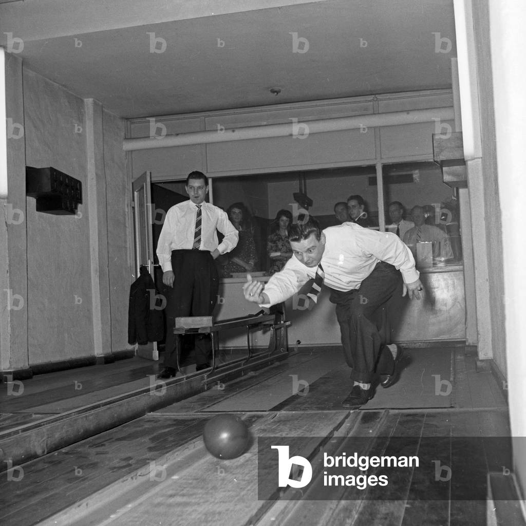 Ninepins event of a mixed ninepins club, Germany 1960s