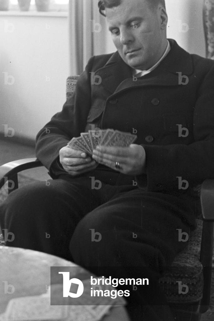 Playing cards in the afternoon, Germany 1930s (b/w photo)