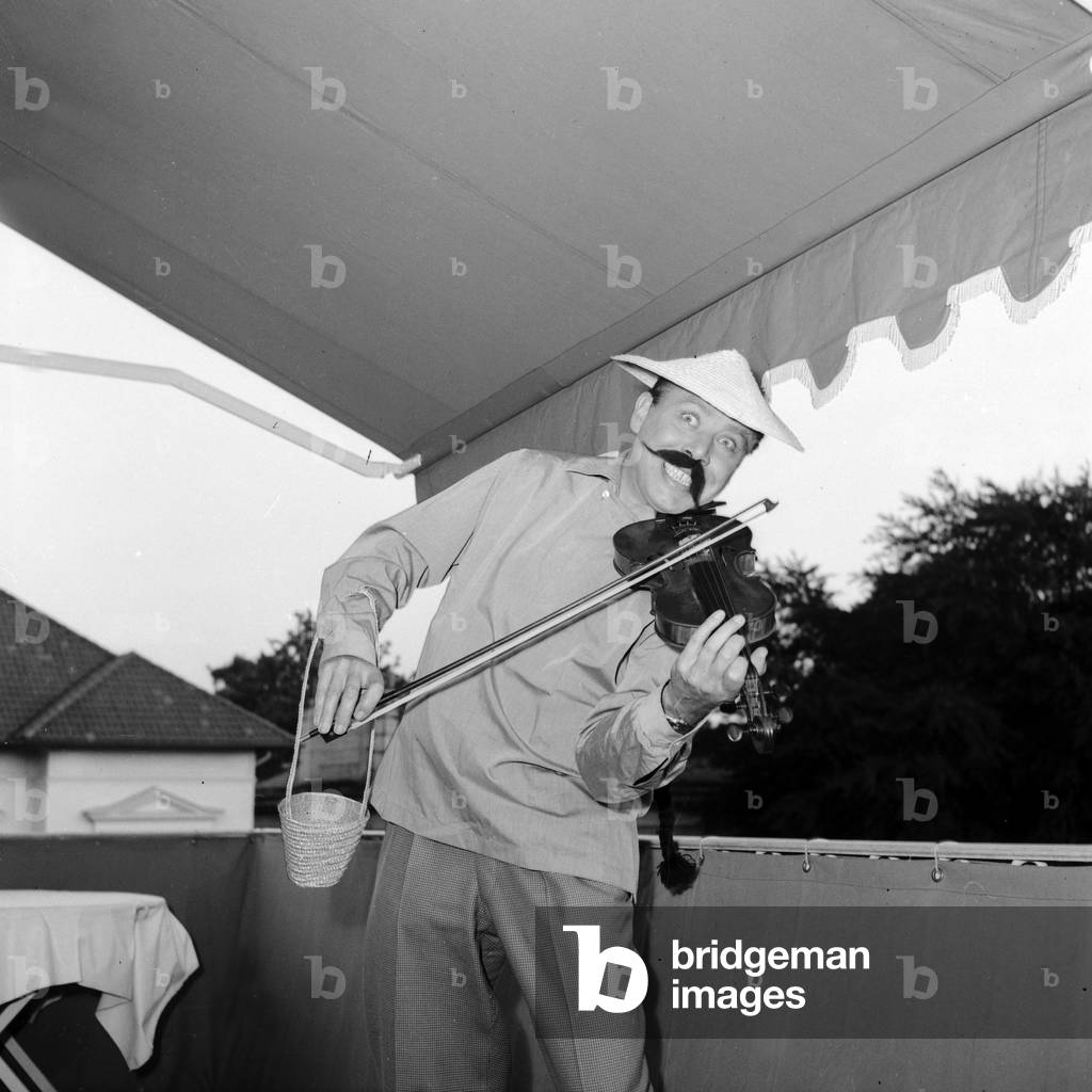 German violinist Helmut Zacharias playing his violin dressed as a Chinese, Hamburg, 1955