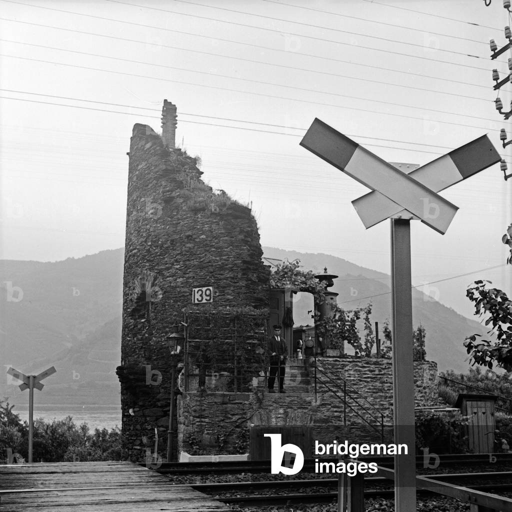 Unguarded level crossing at the middle Rhine valley, Germany 1930s (b/w photo)