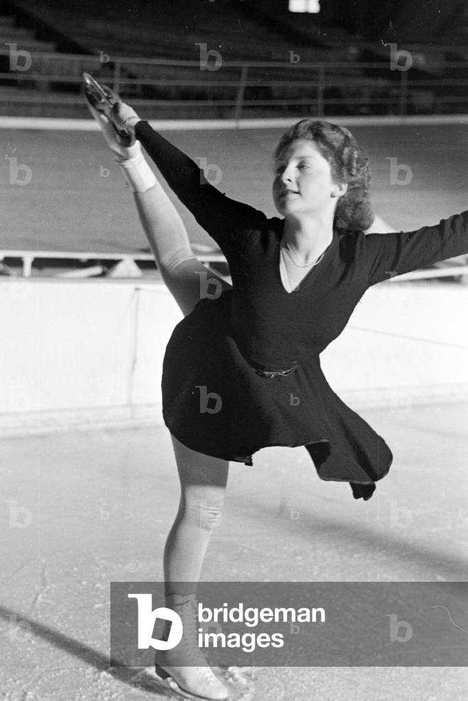 A BDM figureskater during a training with the Austrian figureskater and Olympics champion Karl Sch/Sfer, Germany 1930s