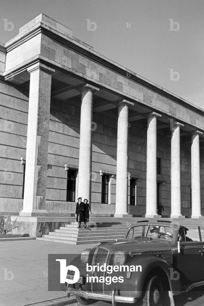 A trip with the Opel Admiral, Germany 1930s (b/w photo)