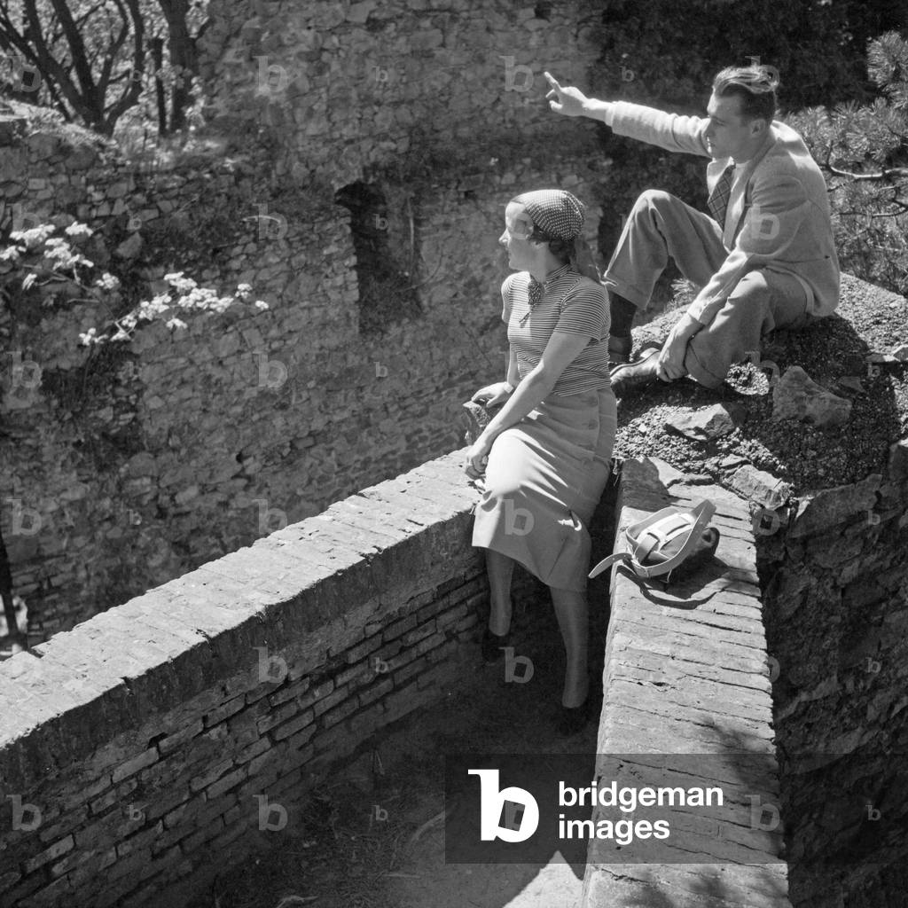 A young couple on a sightseeing tour, Germany 1930s (b/w photo)