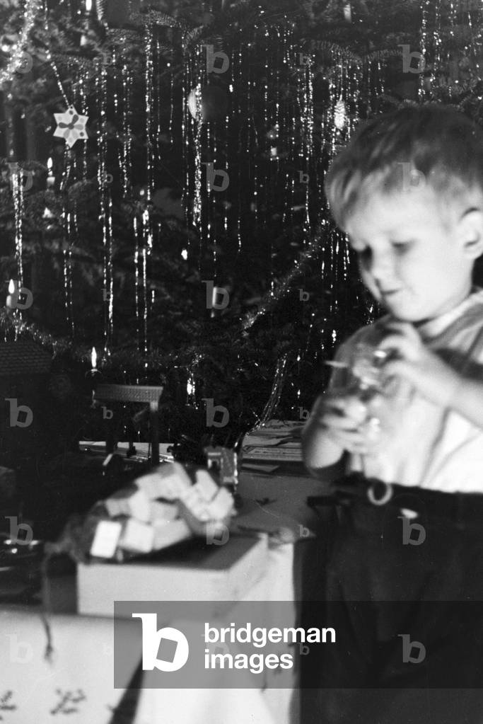 A family celebrating Christmas, Germany 1930s (b/w photo)