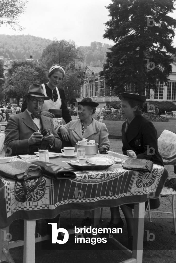 An afternoon spent with coffee and cakes in Karlsbad, Germany 1930s (b/w photo)