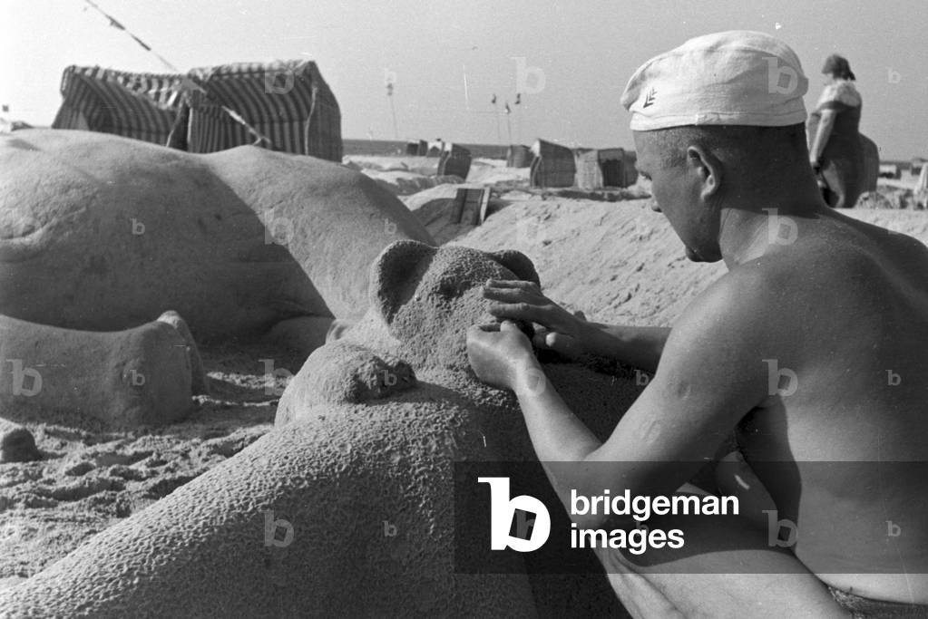 Vacation at the Baltic Sea, Germany 1930s (b/w photo)