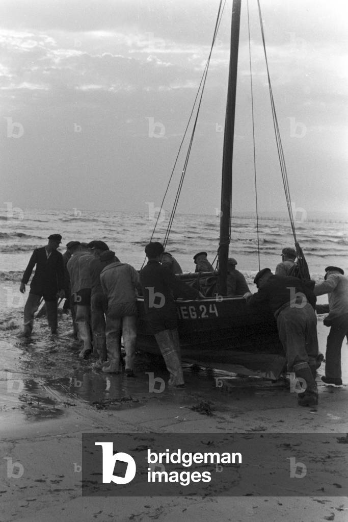 Summer vacations on the Baltic Sea, Germany 1930s (b/w photo)