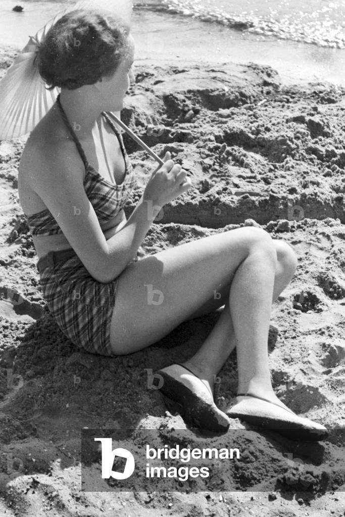 Swimming beauty at lake Wannsee lido in Berlin, Germany 1930s (b/w photo)