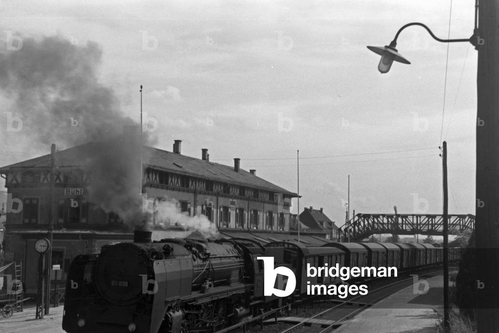 Freight train of the Deutsche Reichsbahn with a steam locomotive of the type 01, Germany 1930s (b/w photo)