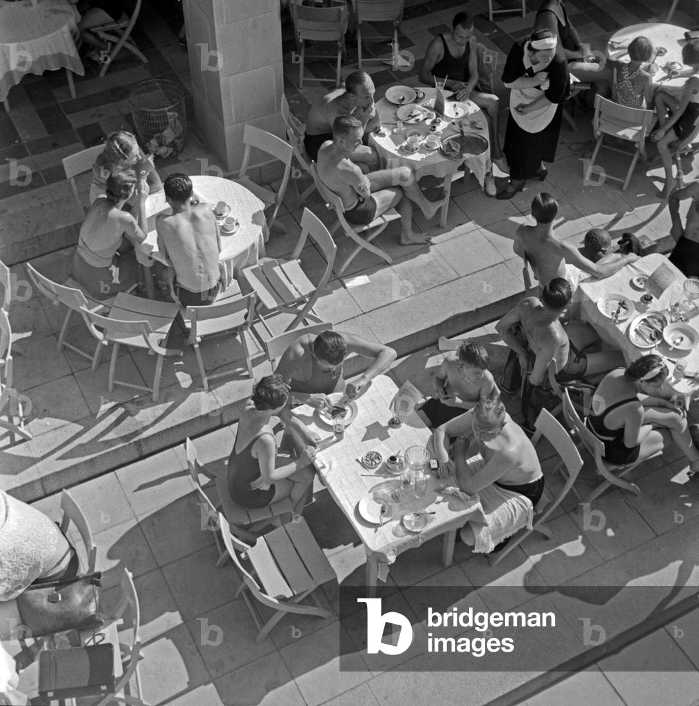 Guests of the Schwimmstadion pool at the open air gastronomy in Berlin, 1936 (b/w photo)