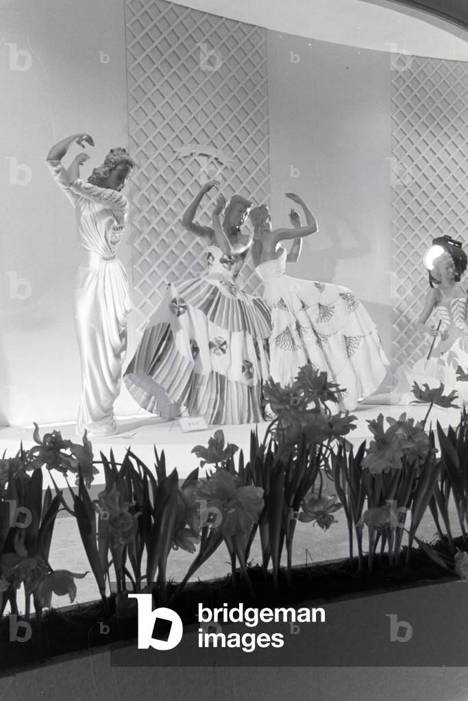 Display dummys in feastful evening dresses, made of the synthetic rubber vistra of the chemistry company I, G. Farbenindustrie AG, Germany 1940s (b/w photo)