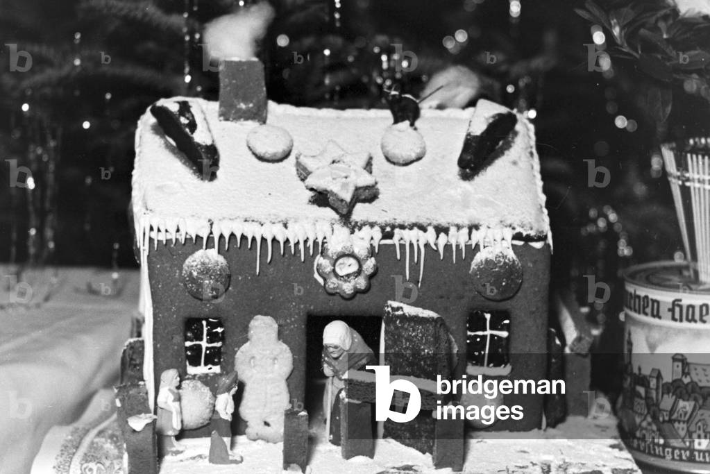 A Christmas Gingerbread House, Germany 1930s (b/w photo)