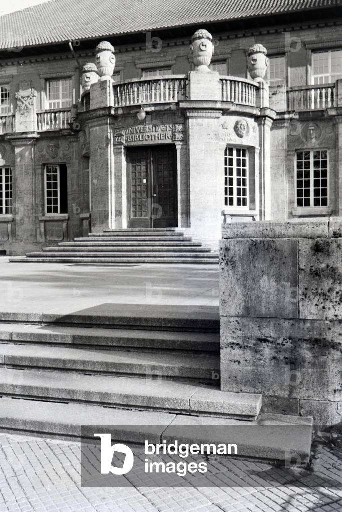 The university library in the Bonatzbau with a set of portraits of famous scholars in the building fassade, Tübingen, Germany 1930s (b/w photo)