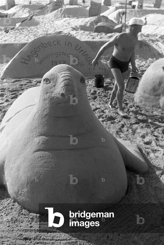Vacation at the Baltic Sea, Germany 1930s (b/w photo)