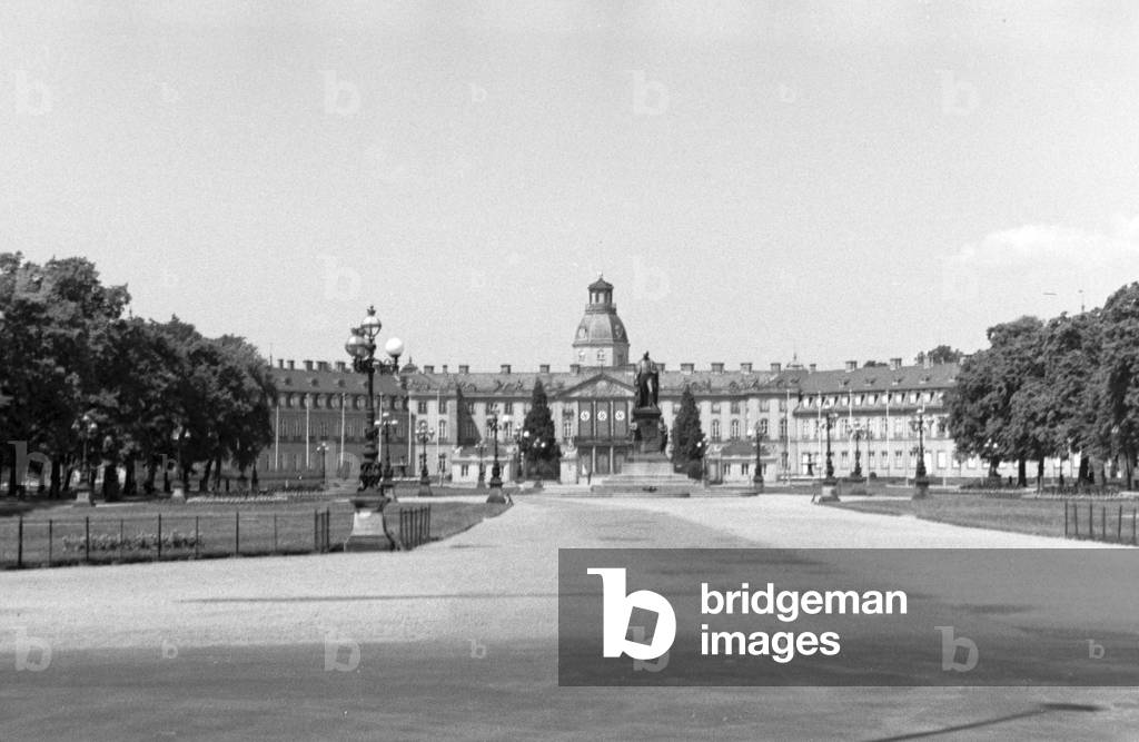City front of Karlsruhe castle with the German flag, Germany 1930s (b/w photo)