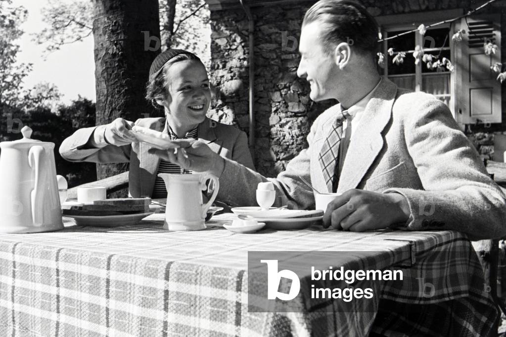 An excursion to the Auerbach castle, Germany 1930s (b/w photo)