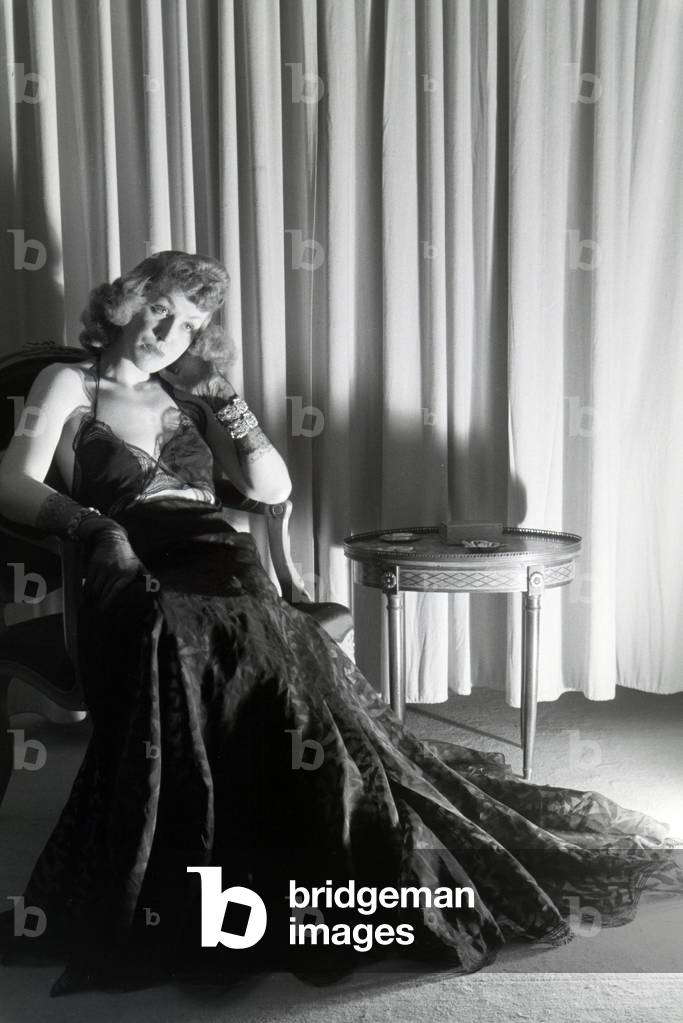 A model trying a dress of fashion designer Hilda Romatzki, Germany ca.1939 (b/w photo)