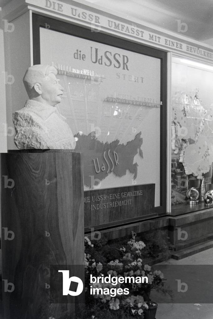 A information desk of the UdSSR relating to their industry on the occasion of the Leipziger Frühjahrsmesse 1941, Germany 1941 (b/w photo)