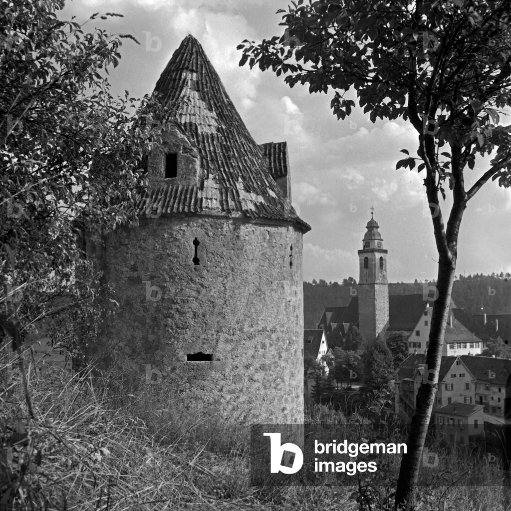 Watch out of a curtain wall and collegiate church Heilig Kreuz at Horb at river Neckar, Black Forest, Germany 1930s (b/w photo)
