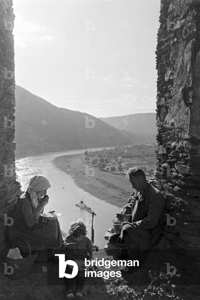 Winegrower having a break in hnis vineyard near Beilstein, Germany 1930s (b/w photo)