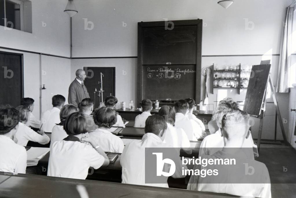 A chemistry class in the College for Ceramics in Höhr-Grenzhausen, Germany 1930s (b/w photo)