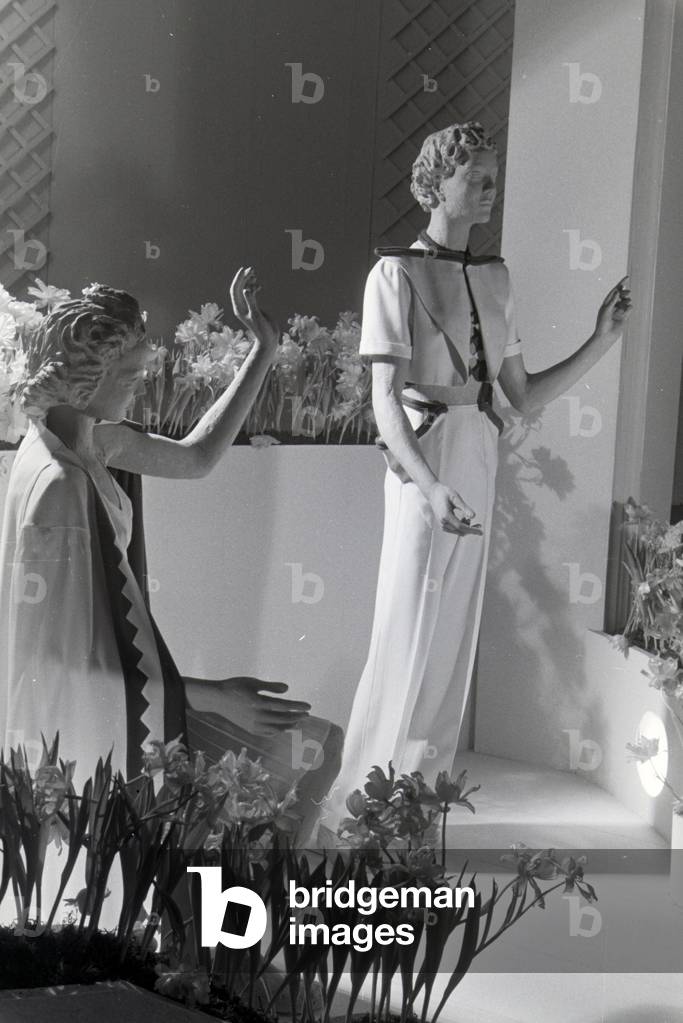 Display dummys in suits, made of the synthetic rubber vistra of the chemistry company I, G. Farbenindustrie AG, Germany 1940s (b/w photo)