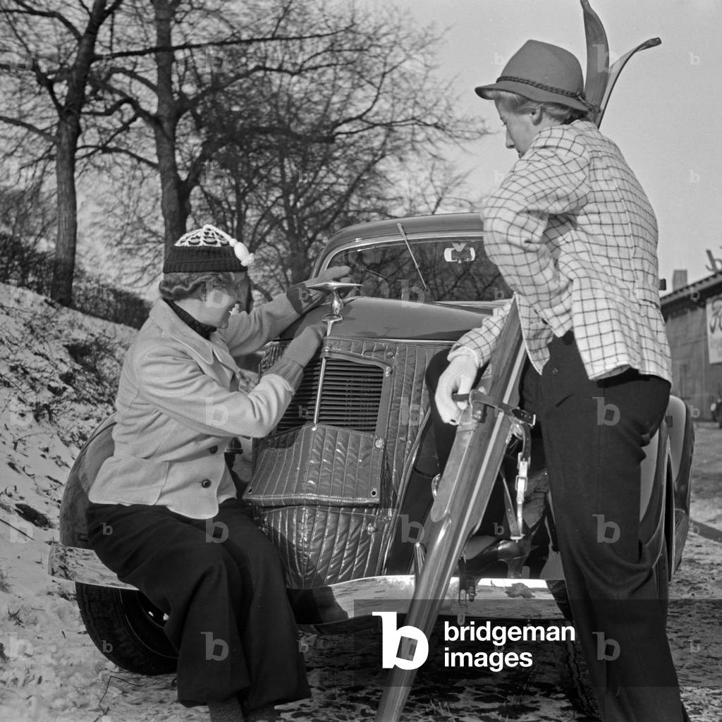On ski vaction with the Ford V8, Germany 1930s (b/w photo)