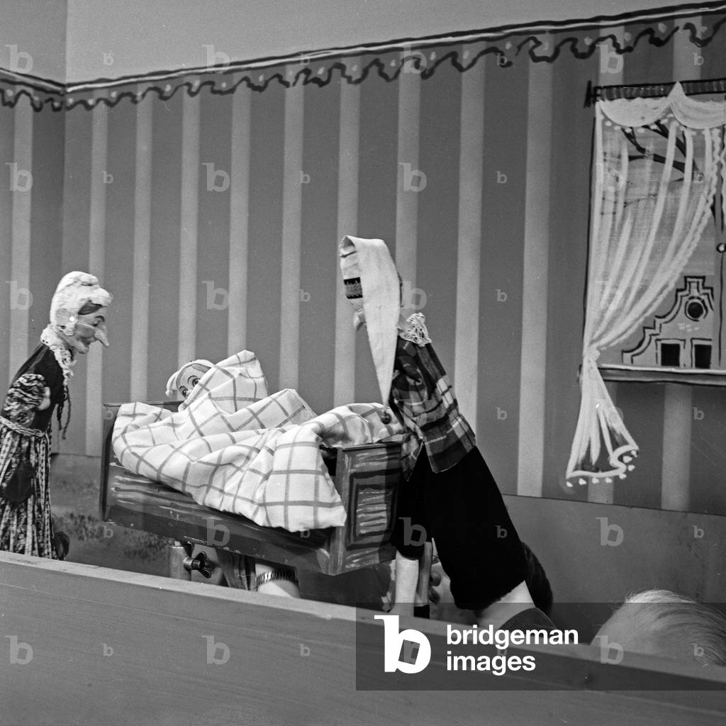 Puppet show of the Hohnstein puppet ensemble, Germany 1960s