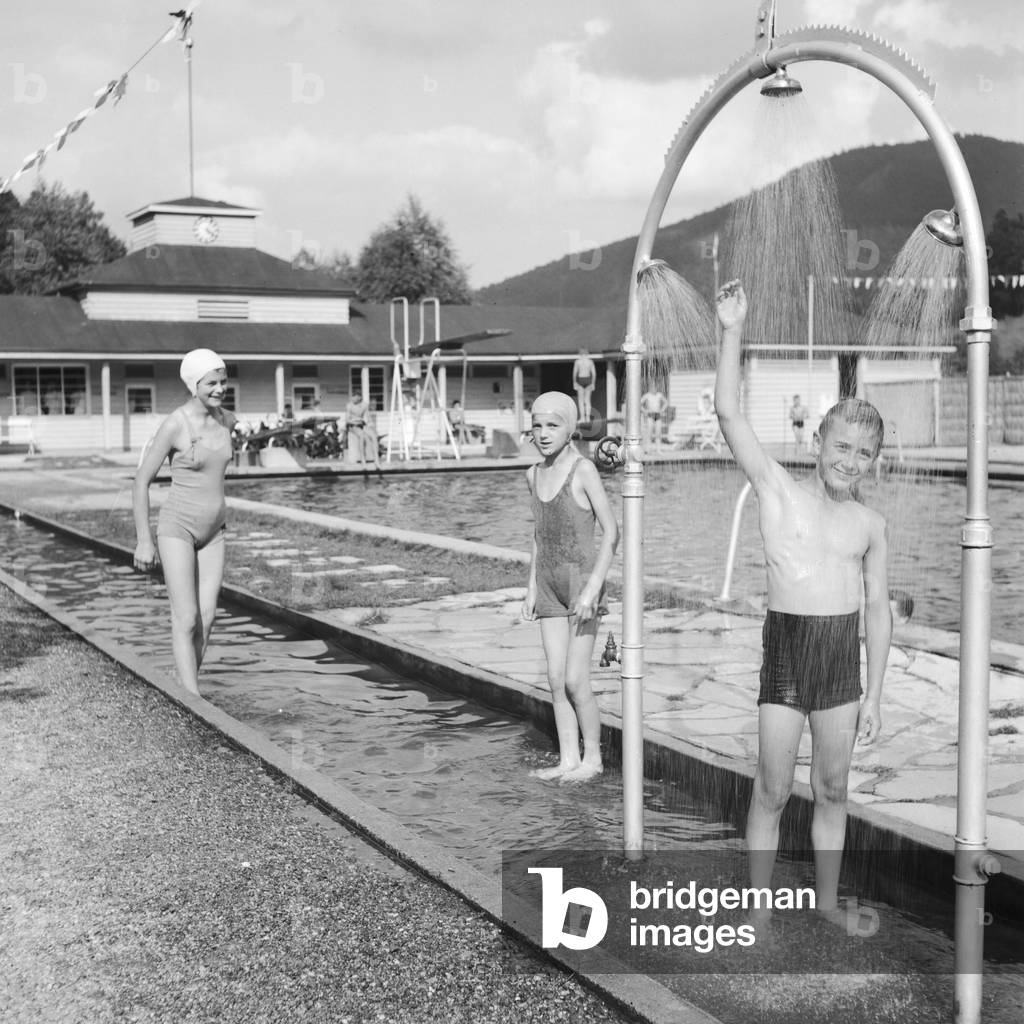 Children at a public pool, Germany 1930s (b/w photo)
