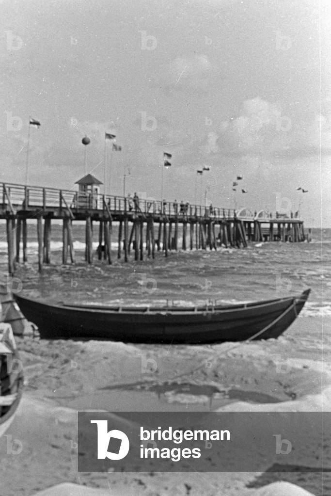 Boardwalk at the Baltic Sea, Germany 1930s (b/w photo)