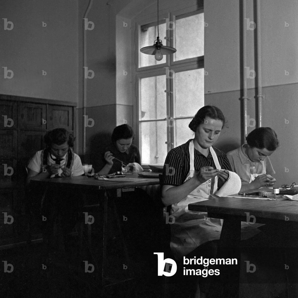 Textile handwork as part of home economics of the Reichsberufswettkampf contest 1937, Germany 1930s (b/w photo)