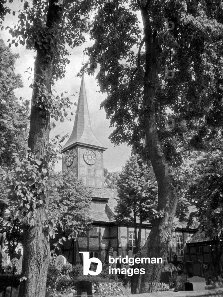 Church and churchyard of Gdansk Mehlsack, 1930s (b/w photo)