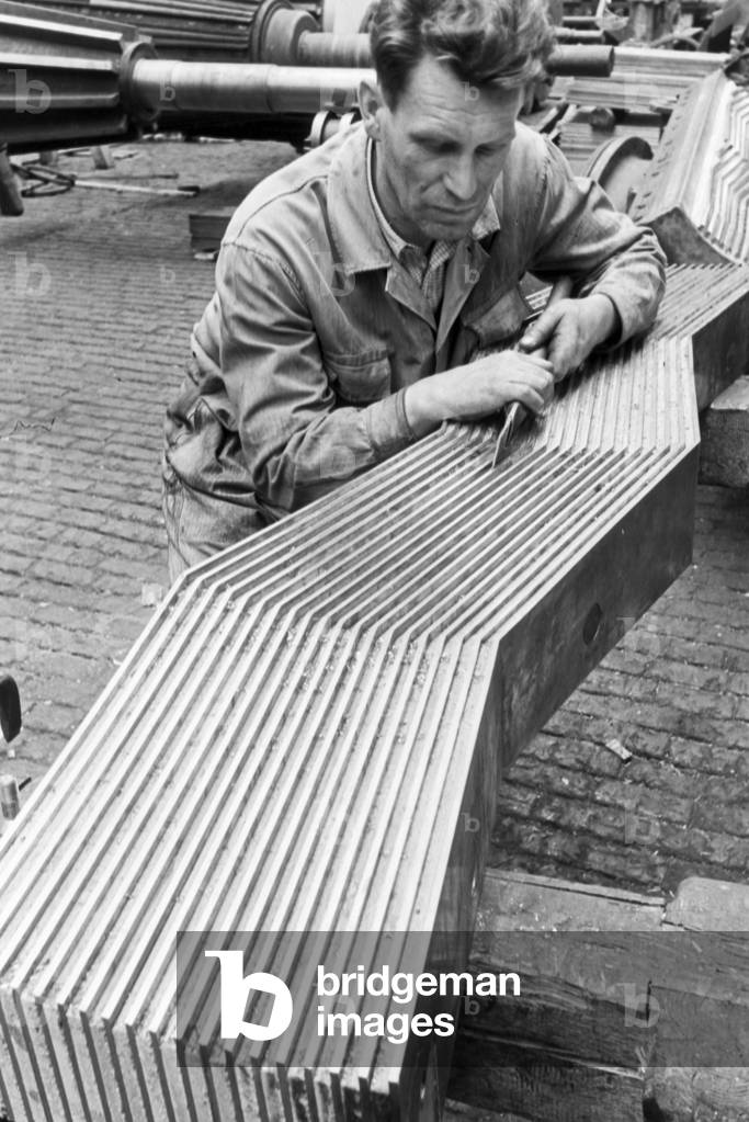 In the factory halls of the industrial company Voith in Heidenheim an der Brenz, Germany 1930s (b/w photo)