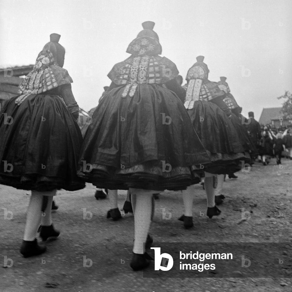 Procession with girls wearing the Western Hessian array of the Schwalm area, Germany 1930s (b/w photo)