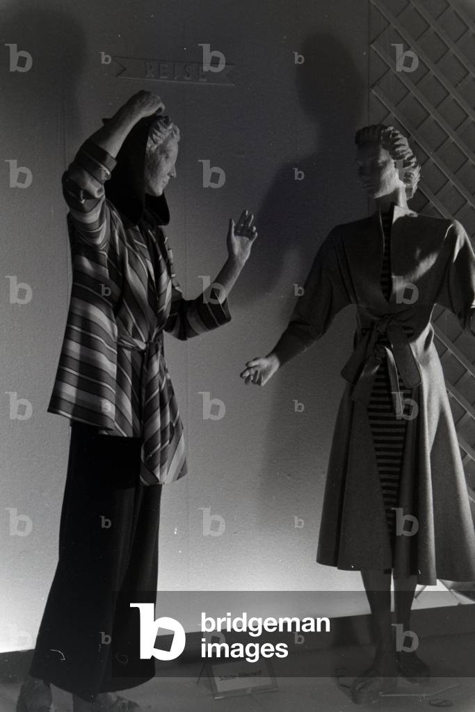 Display dummys in suits dealing with the subject of journey by fashion designer Heinz Schulze-Bibernell, made of the synthetic rubber vistra of the chemistry company I, G. Farbenindustrie AG, Germany 1940s (b/w photo)