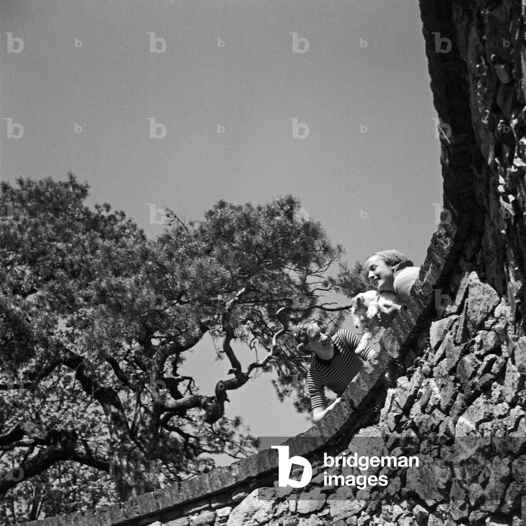 Two women and a man on a sightseeing tour, Germany 1930s (b/w photo)
