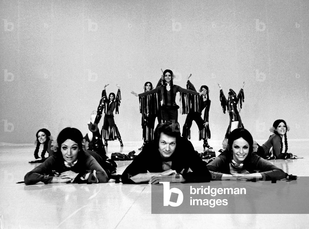 German actor, presenter, cabaret artist and author Henning Venske with dancers of a German TV station, Hamburg 1972