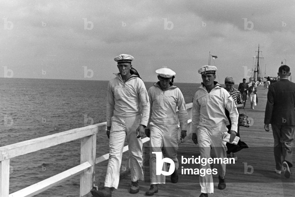 Sailors of artillery education boat 