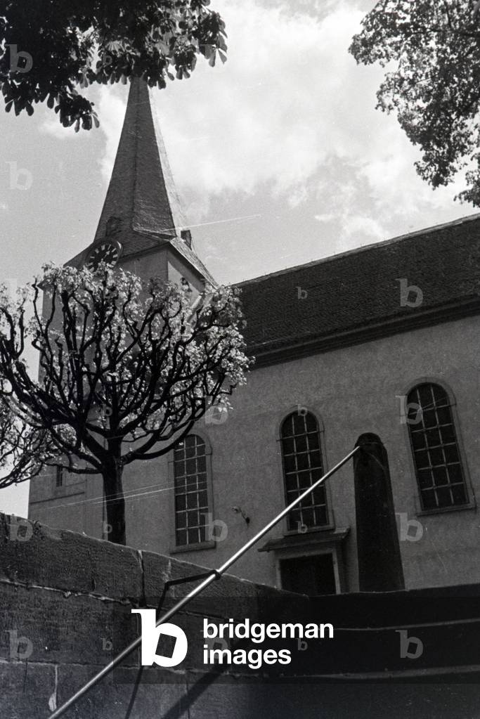 An excursion to Hambach in the Palatinate, Germany 1930s (b/w photo)
